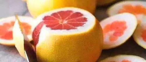 娱乐吃瓜酱剥柚子,美味与便捷并存